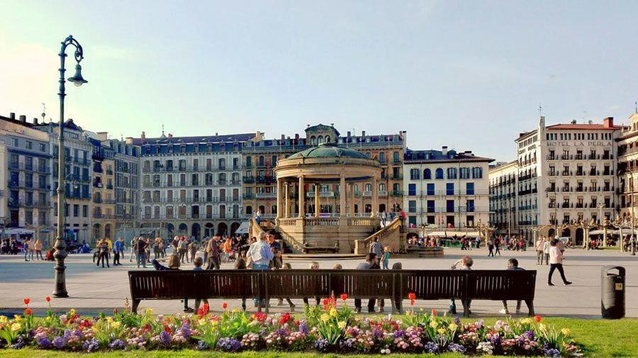 Espacioso Apartamento En El Centro De Памплона Екстер'єр фото